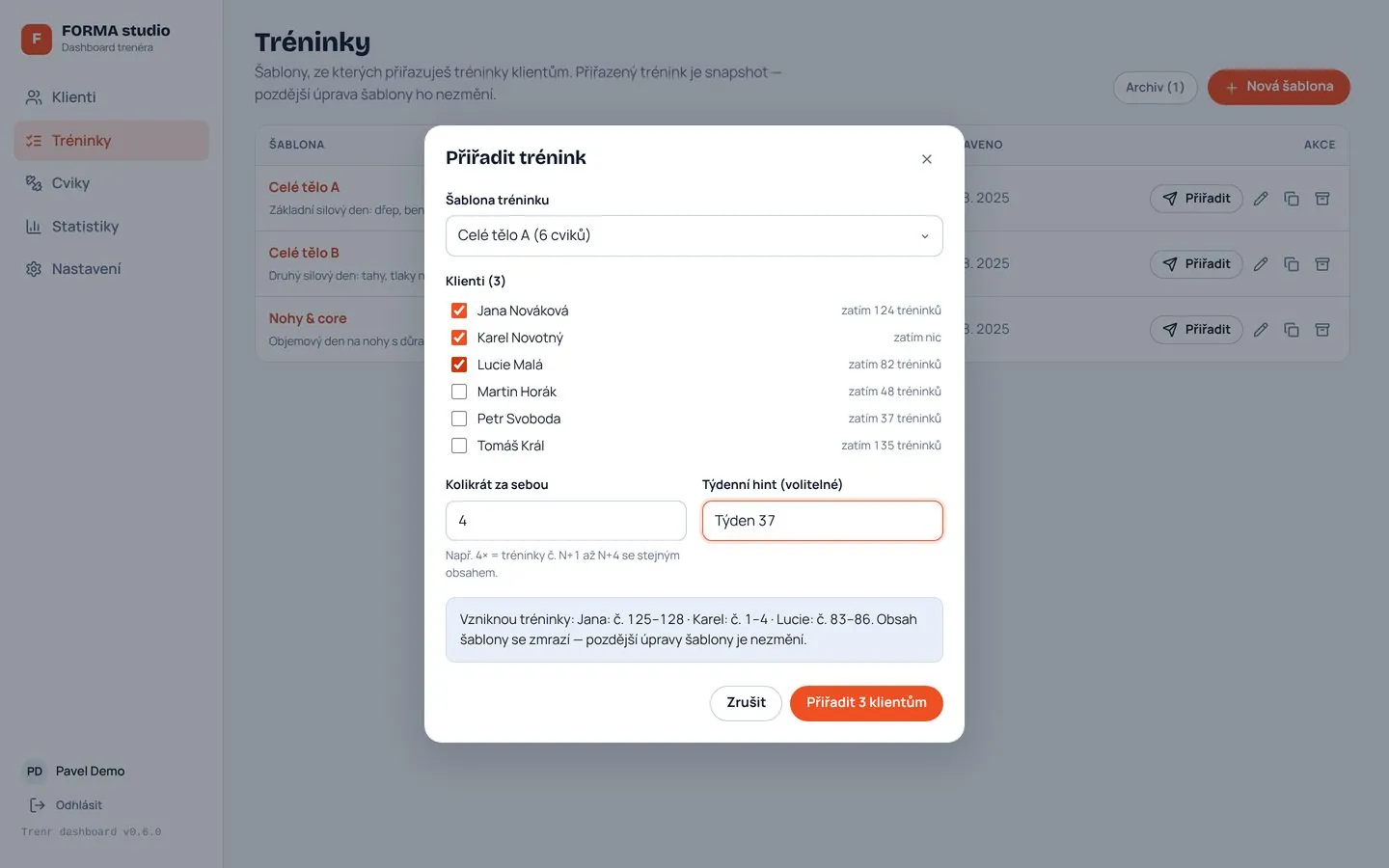 Dialog Přiřadit trénink — výběr klientů, počet opakování a týdenní hint